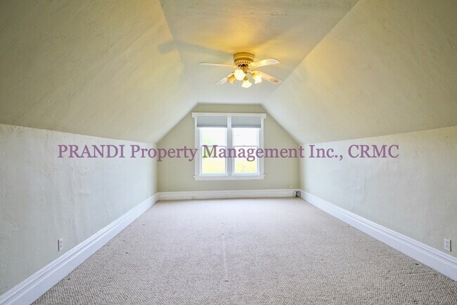 Building Photo - Upstairs 1 Bed, 1 Bath Unit with Bright an...