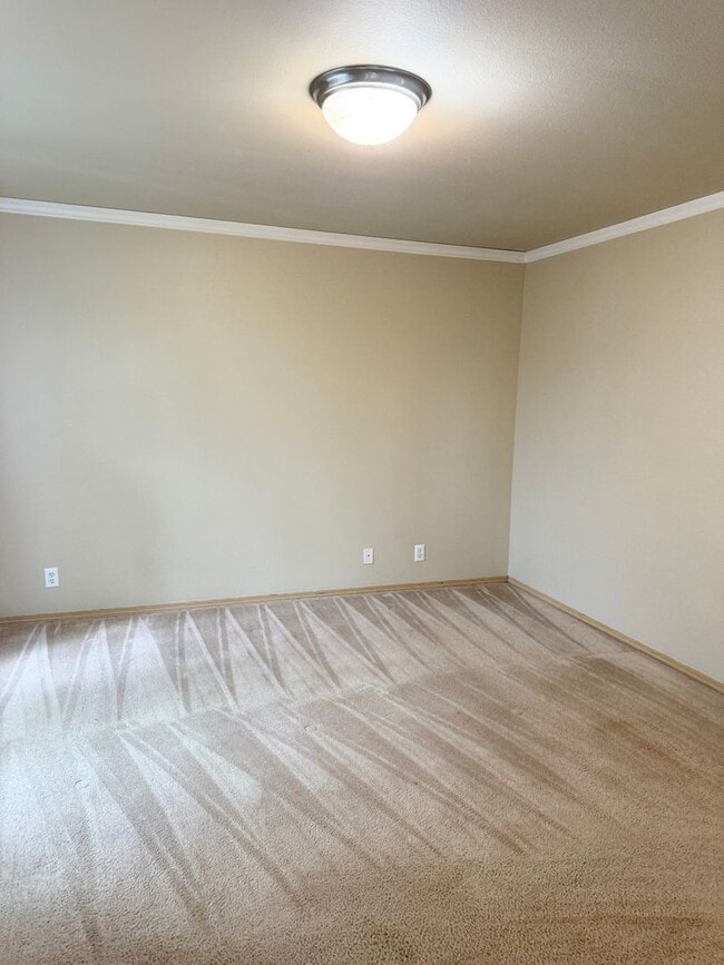 Building Photo - 5 Bedroom 2.5 Bath plus Bonus Room in East...