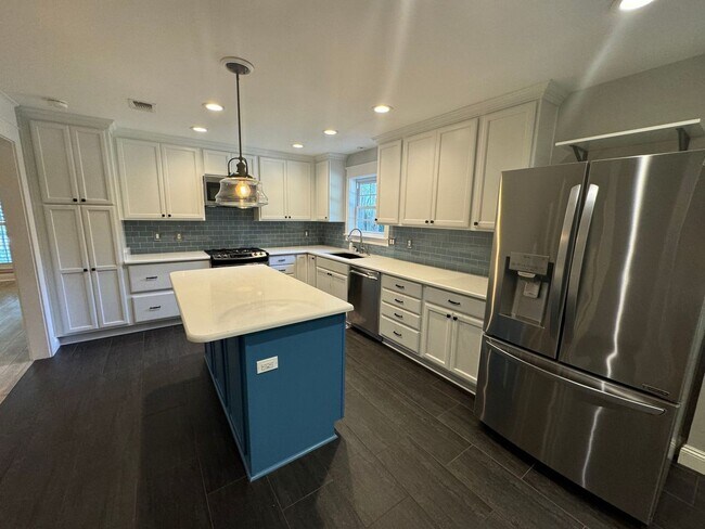 Building Photo - Gulf Breeze Proper - 5 bedroom, 3.5 bathro...