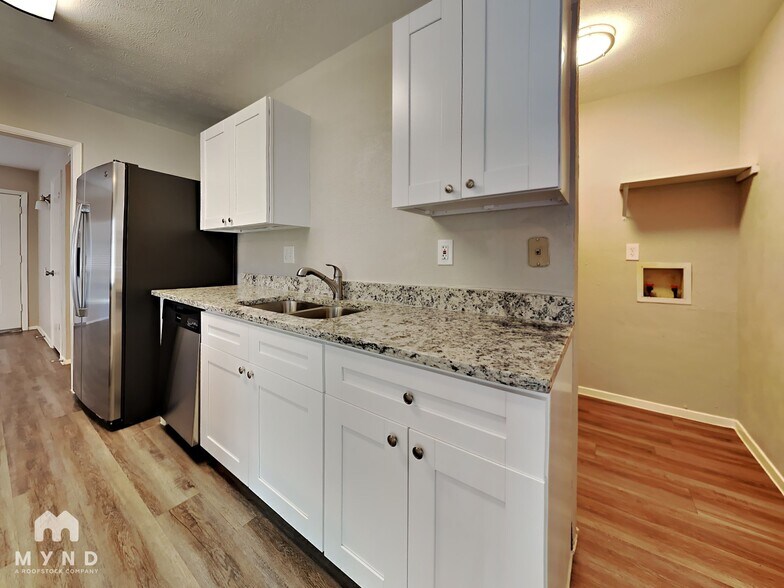Building Photo - 2822 Canary Ln