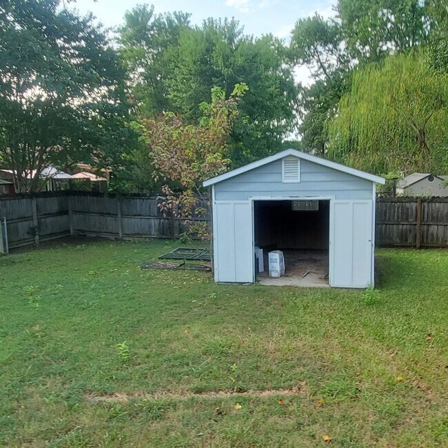 Building Photo - 702 Wildwood Ave