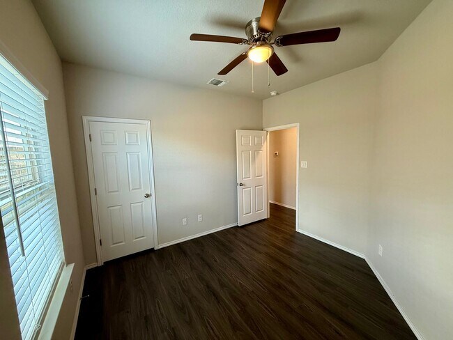 Building Photo - 3 Bedroom, 2 Bathroom Duplex in Converse!