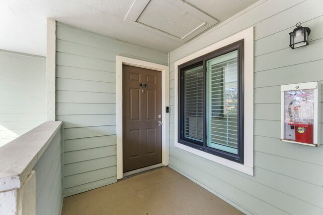 Building Photo - 1481 Center St Ext