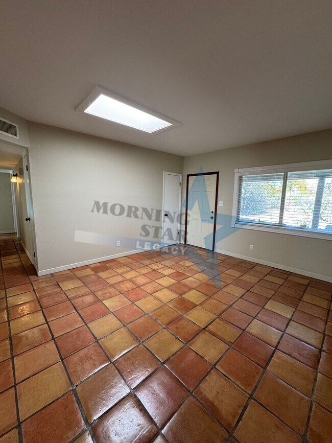 Building Photo - Hurry Leasing Special!! 3-Bedroom Home