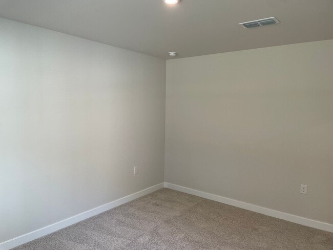 Building Photo - 3 Bedroom 2 Bath Home in Middle Creek Vill...