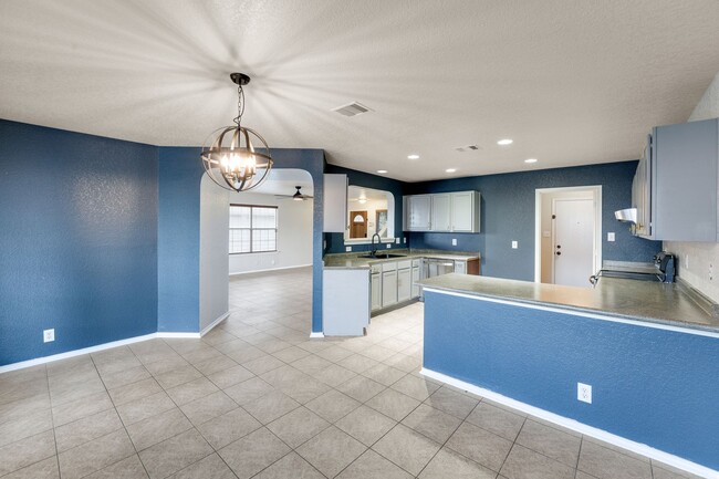 Building Photo - Charming & Spacious 3/2.5 in Mesa Creek JU...