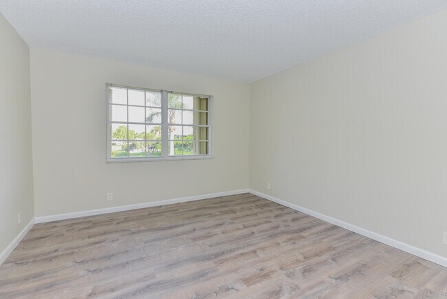 Building Photo - 1531 SE Royal Green Cir