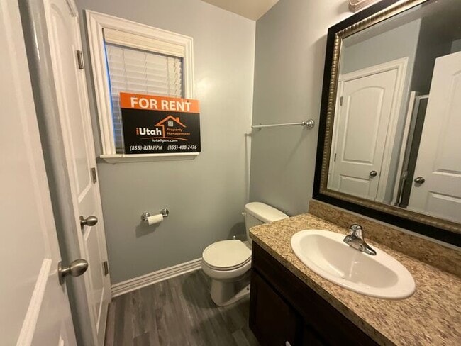 Building Photo - 3 bedroom 2 1/2 Bath Townhouse- Partially Furnished- Ready this month