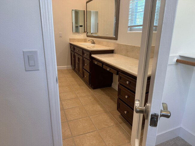 Building Photo - Luxury Rental in Village at the Park