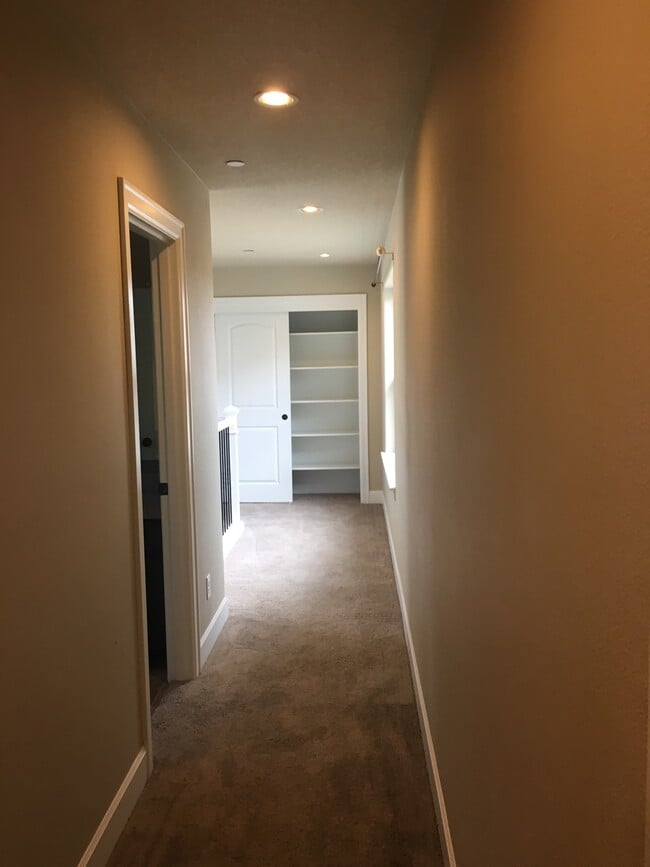 Building Photo - 3 bedroom 2.5 bath Legend Built home in Villabois