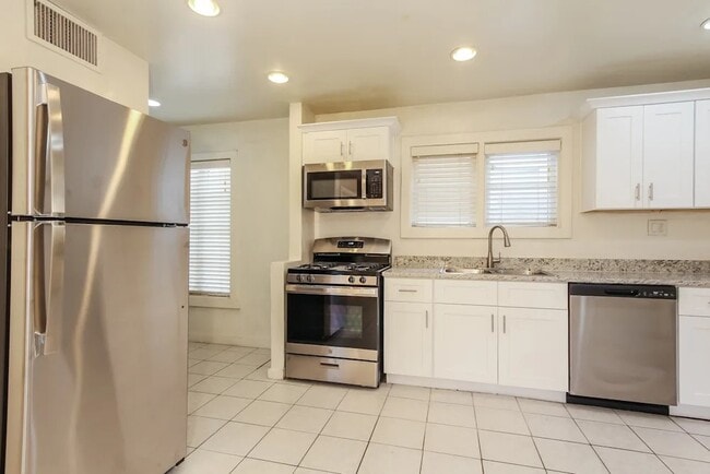 Building Photo - 1043 E Indianola Ave