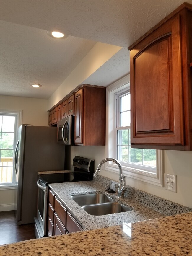Building Photo - Beautiful and Modern 3 Bed 2.5 bath Home!