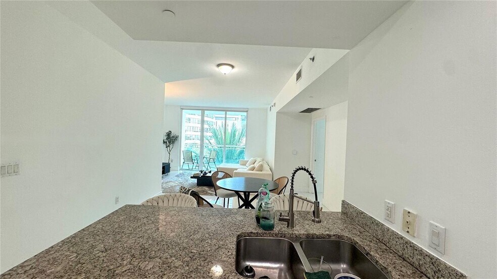 Building Photo - 950 Brickell Bay Dr