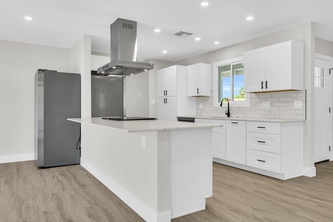 Building Photo - 6 BED/4 BATH Complete remodel with backyard pool & bar