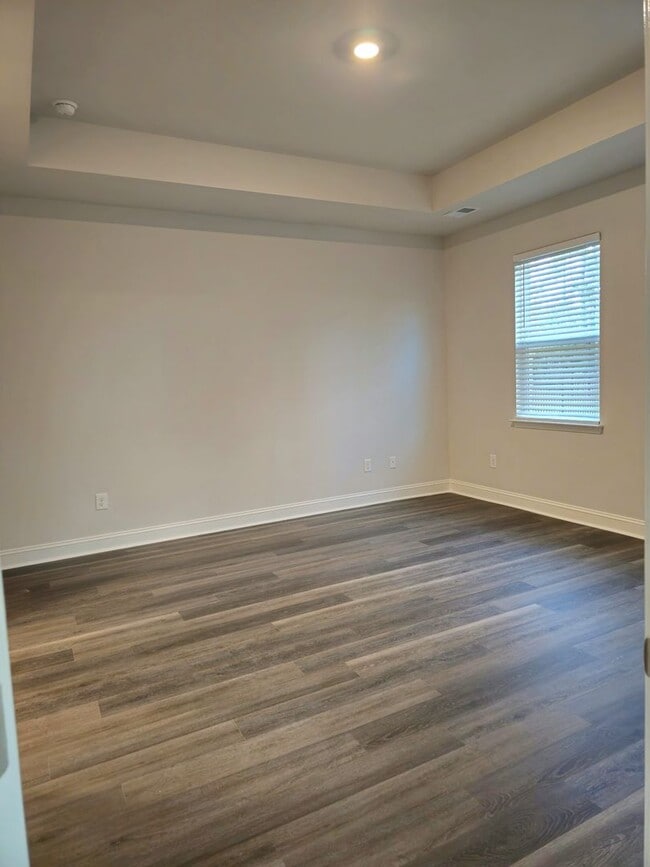 Building Photo - Live the Dream: Luxury Golf Course Living Awaits!