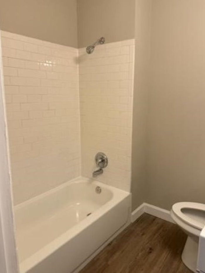 bathtub - 6659 Garner Ave