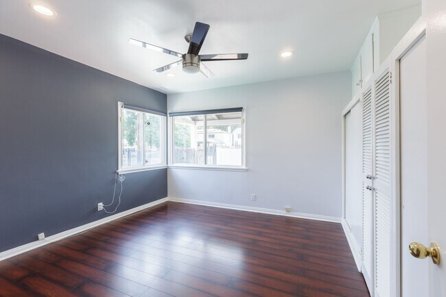 Building Photo - Spacious 5-Bedroom, 3-Bath Home with Pool ...