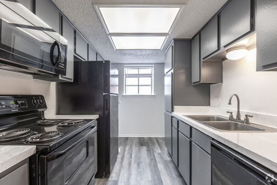 2BR, 2.5BA - 1,280SF - Kitchen - Shorewood Park Townhomes