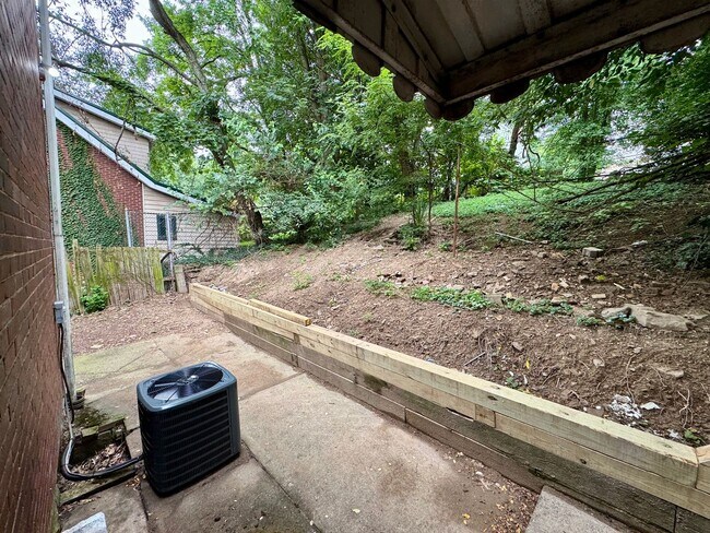 Building Photo - Adorable 2 Bed 1 Bath Home in Brookline W/dedicated office/library space!