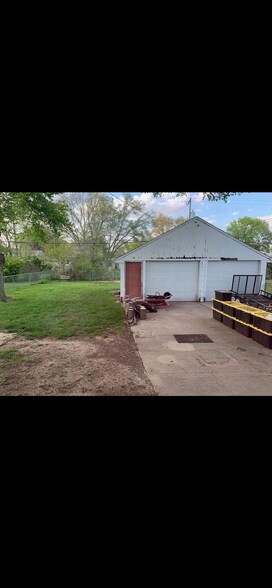 2 car garage/back yard - 2414 W 5th St