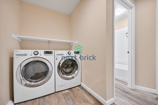 Building Photo - Charming 4-Bed Oasis in Renton with 2 Full Baths