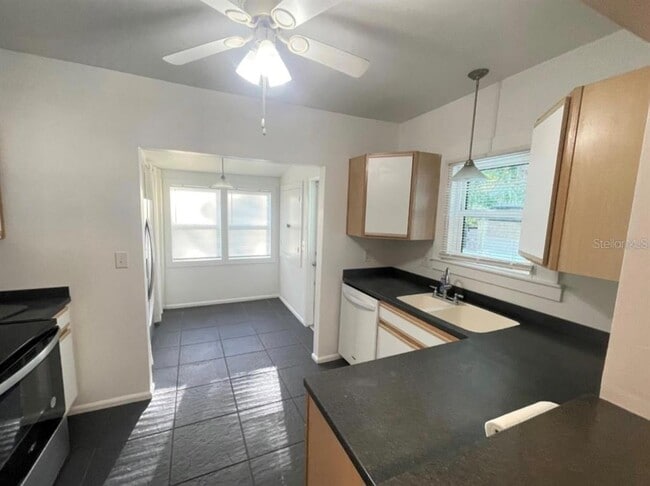 Building Photo - 1231 Highland St N