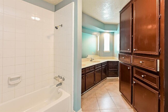 Building Photo - 14907 El Grande Dr