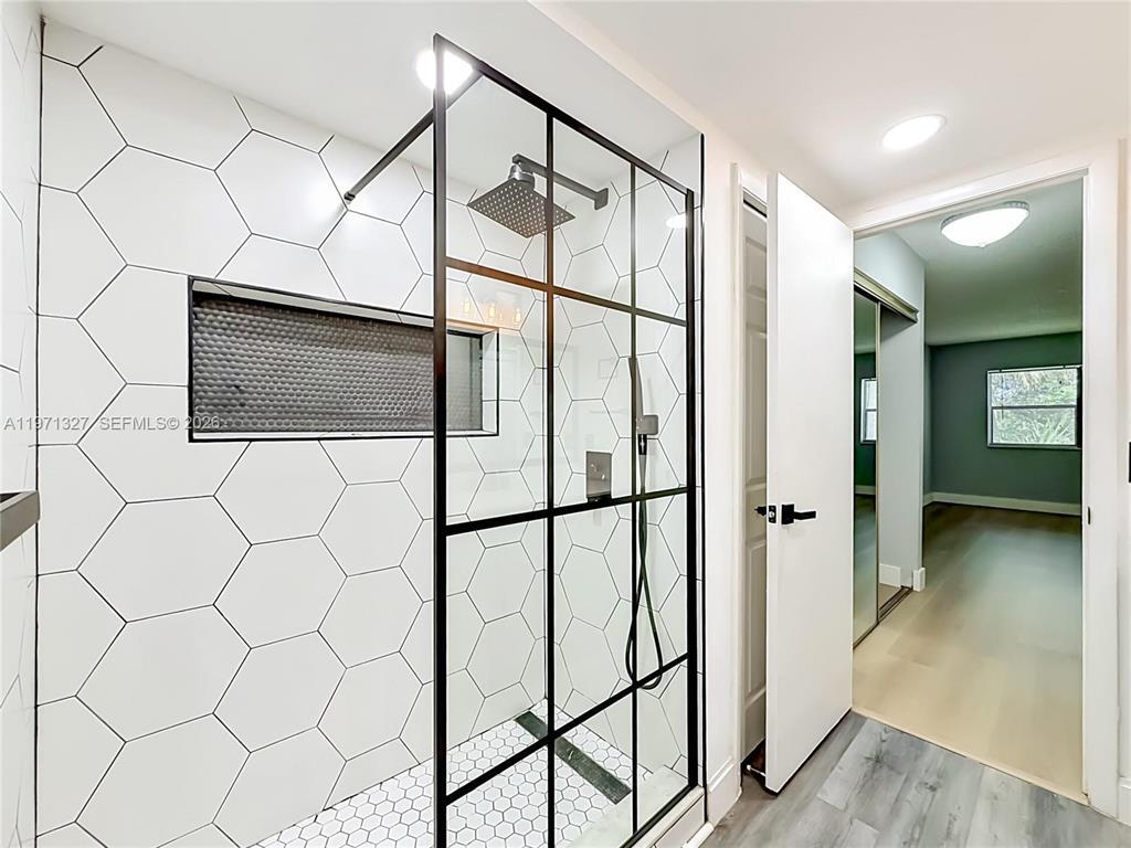 Building Photo - 210 Lakeview Dr