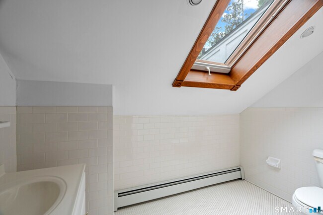 Building Photo - 623 Whitney Ave