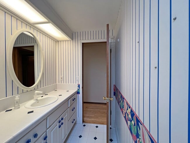 Building Photo - Gated Sound view home Des Moines area, 4 bed plus den 2.5 bath 3900 s/f, Available NOW!!!