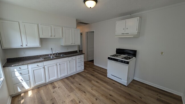 Building Photo - 2112 Ratcliffe Ave