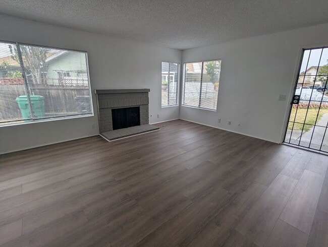 Building Photo - 4 Bedroom, 2 Bath - Single Story Home in P...