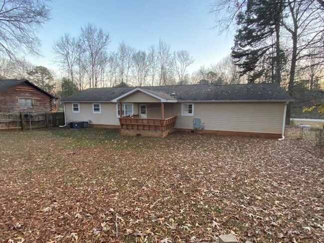 Building Photo - 3BR/2BA Ranch with Fenced Yard – Huntersville