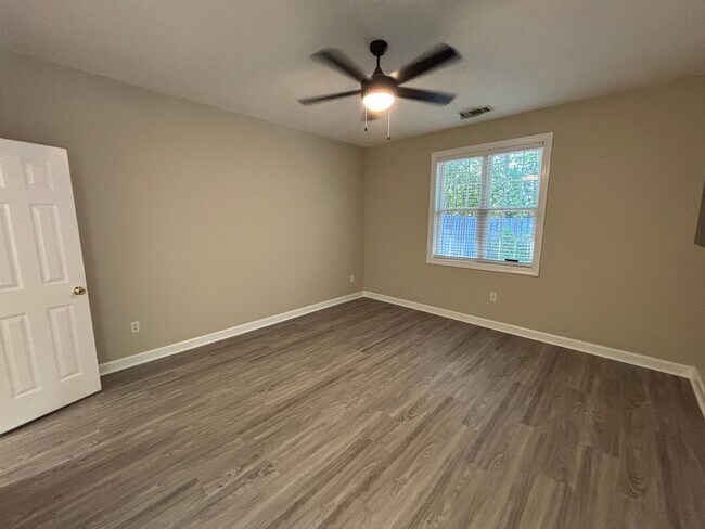 Building Photo - 3 Bed 2.5 Bath Town Home in Carleton Place ~ Students Welcome with Co-Signers!