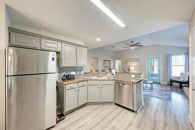 Building Photo - 2022 Balsam Way