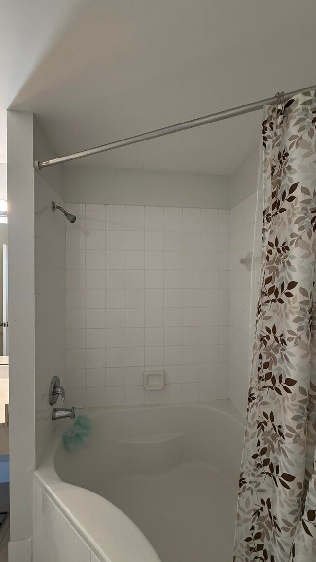 Building Photo - 2060 Greenview Shores Blvd