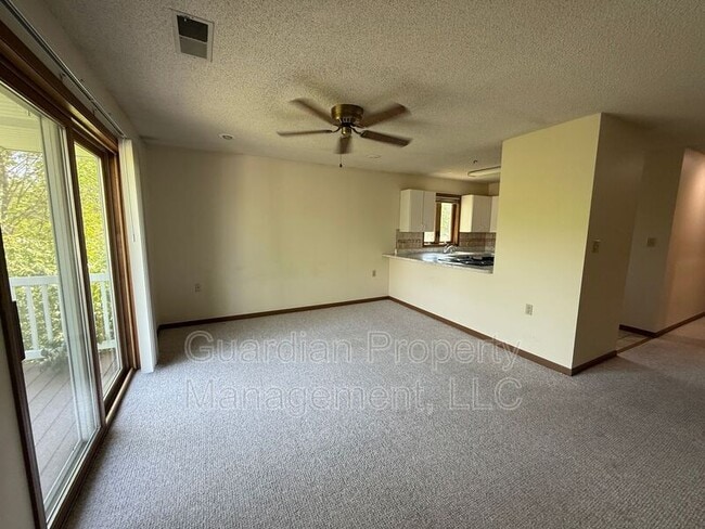 Building Photo - 1633 N Country Club Rd