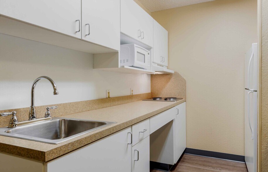 Building Photo - Furnished Studio-Evansville - East