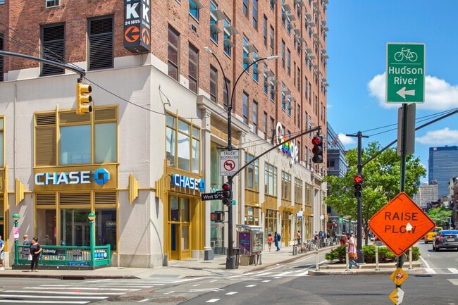Building Photo - 318 W 15th St