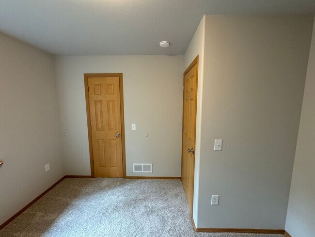 Building Photo - 2875 S Donovan Dr