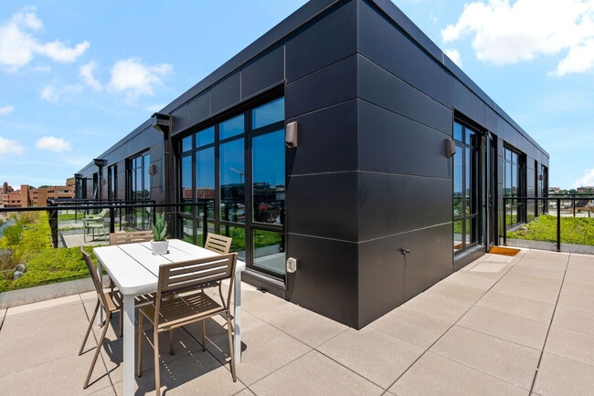 Building Photo - 1611 8th St NW