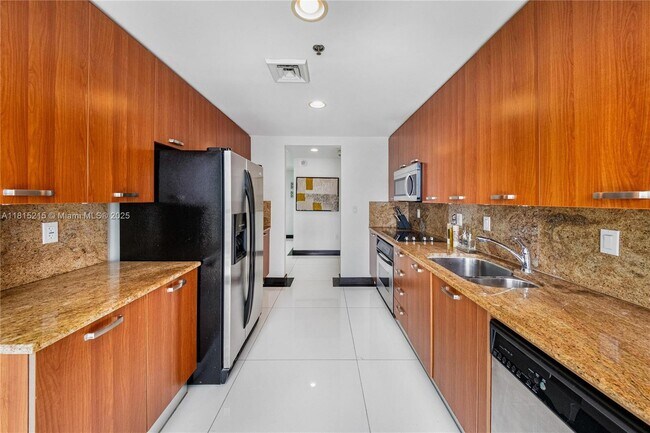 Building Photo - 1395 Brickell Ave