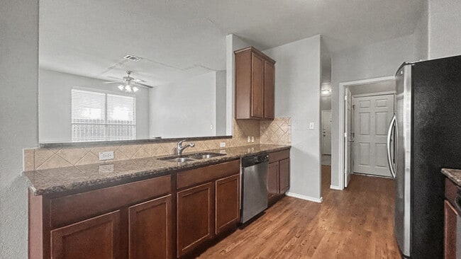 Building Photo - 3 Bed, 2 Bath Home with Garage & Fenced Yard / Pet-Friendly / Available now!