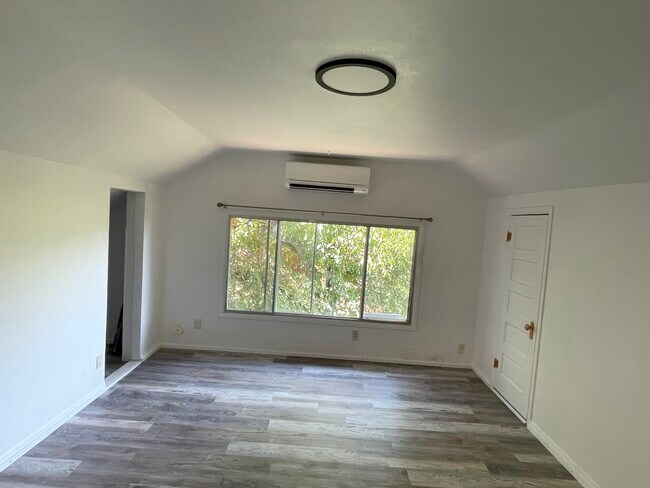 Building Photo - 907 NE Winchester St