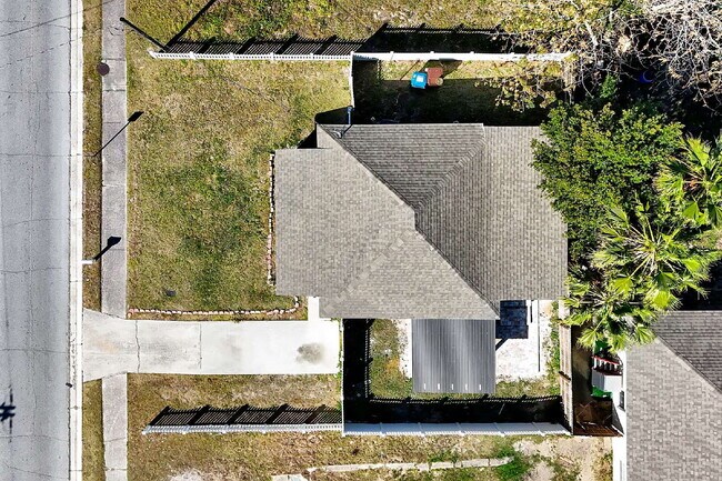 Building Photo - Prime Haines City Location | Move-In Ready 2BD/1BA Minutes from Hwy 27 | Section 8 Welcome