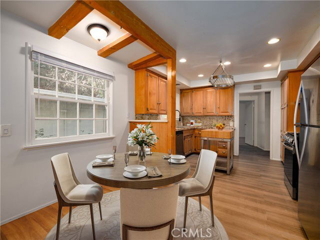 Building Photo - 4539 Hayvenhurst Ave