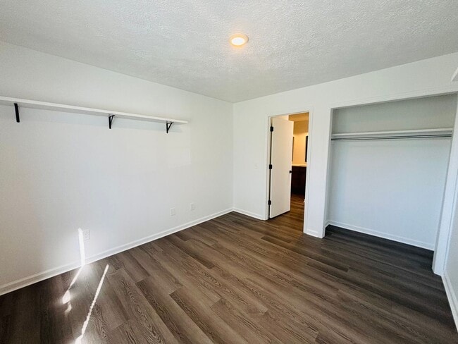 Building Photo - 3 Bedroom, 2 Bath Duplex