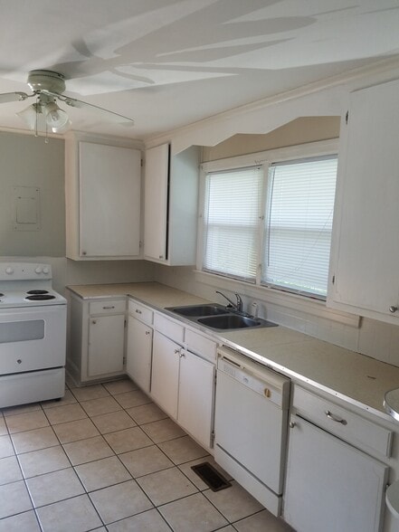 Kitchen - 1908 Nelle St