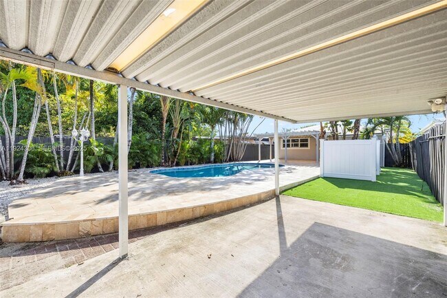 Building Photo - 1627 Moffett St