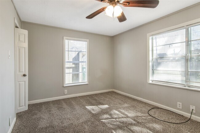 Building Photo - 4401 Elmwood St